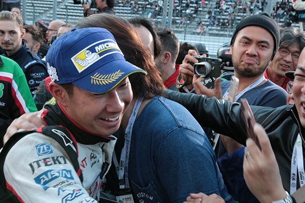 関係者と喜びを分かち合う小林可夢偉