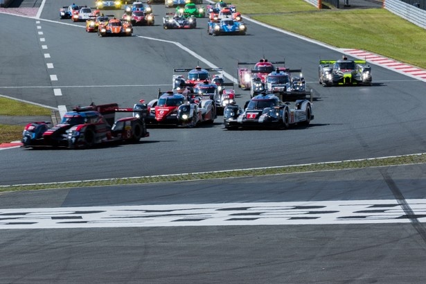 スタート直後、アウディ8号車を先頭にLMP-1Hクラスのポルシェ、トヨタ勢が並ぶ