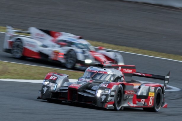 先頭を走るアウディ8号車を追いかけるトヨタ6号車