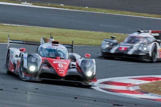2位のトヨタ6号車の後ろには、3位ポルシェ1号車の姿が