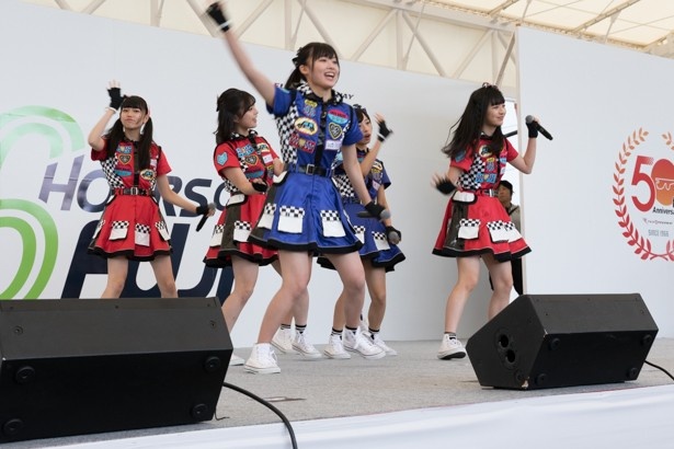 ステージではAKB48 Team8がパフォーマンスを披露