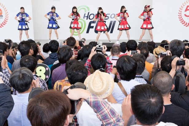 AKB48 Team8のパフォーマンス中、多くのファンが集まった