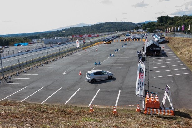 トヨタはコース横にて、スラロームや急ブレーキなどの運転講習会を実施