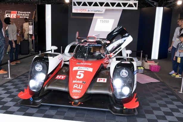 TS050 HYBRIDの運転席に座れるコーナーも。約1時間待ちであった