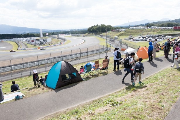 テントを貼り、その中から観戦する方もいた