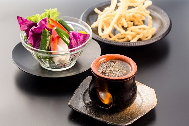 【写真を見る】生野菜と“うどんの唐揚げ”を添えて