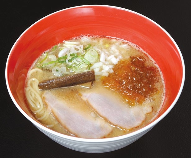MEN-EIJI HIRAGISHI BASEの魚介豚骨醤油（830円）。濃厚な口当たりのスープは、大量のゲンコツを煮詰めないよう火加減を調整して抽出したもの