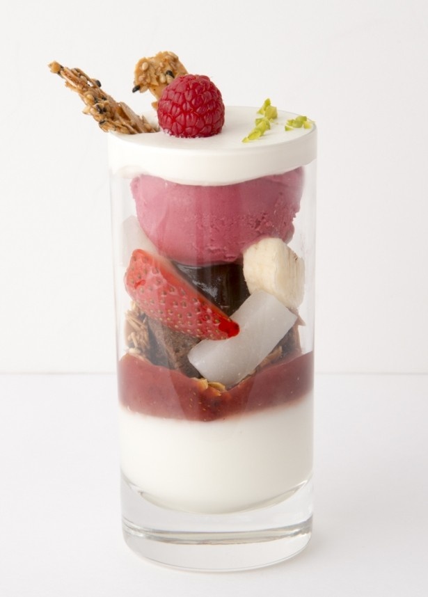 「トラヤカフェ」からは表参道ヒルズ限定のミルク葛ゼリーをベースにした餡とベリーのパフェ「クリスマスパフェ」(1188円)が登場