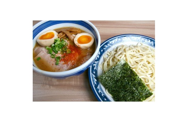 トッピング全部のせの「特製つけそば」(浜屋 我孫子店)は彩りもきれい！