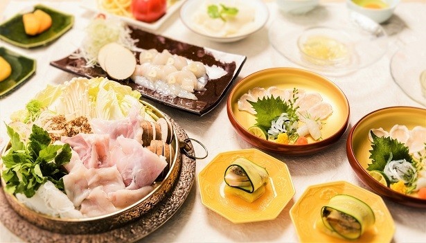 「焼きふぐコース」(9000円)、「すき焼きコース」(1万2000円)、「う鍋コース」(1万2000円)、「冬季限定　てっちりコース」(1万3000円)など、コースメニューも充実