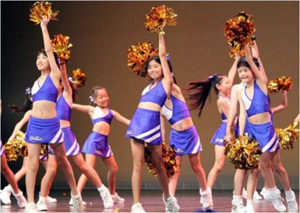 滋賀レイクスターズチアスクール生による大津パルコ20周年を祝うダンスも披露される