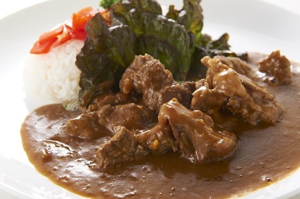 【写真を見る】肉塊がゴロゴロ！様々なカレーが食べ放題