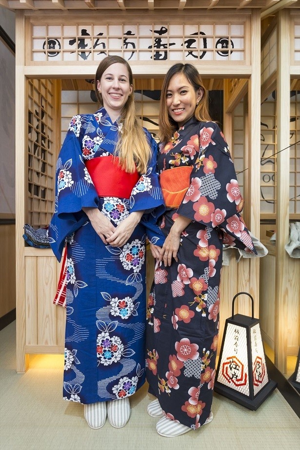 【写真を見る】美女も着物を着て写真撮影