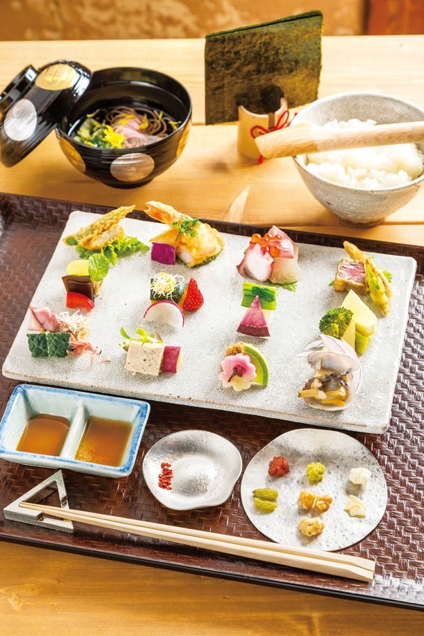 手巻き寿司スタイルの「手織り寿し 衣」(2970円)は、季節のおばんざいや、魚の天ぷらなどの具材がアートのように並ぶ/AWOMB西木屋町