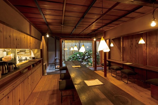 京町家の風情を生かし、モダンな雰囲気に統一された店内/AWOMB西木屋町