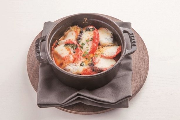 新宿ガーデンの一角にあるトラットリア「クッチーナ カフェ オリーヴァ」で楽しめる｢茄子とフレッシュトマト、モッツァレラのオーブン焼き｣(918円)
