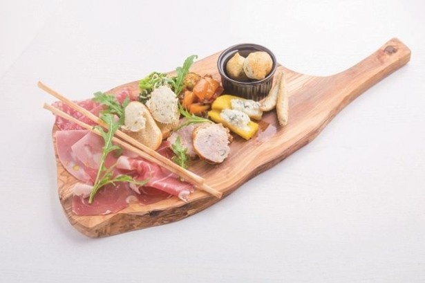 「クッチーナ カフェ オリーヴァ」で提供する｢前菜の盛り合わせ｣(1566円、2人～)