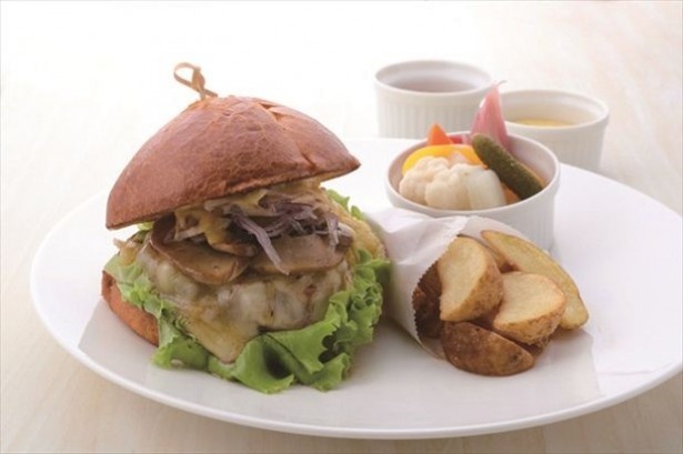 「GINZA PLACE」7階「BISTRO MARX」の必食メニューその2｢マルクス・ バーガー｣