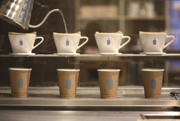 「TRI-SEVEN ROPPONGI」内の｢ブルーボトルコーヒー｣では、丁寧にいれた｢ドリップコーヒー ブレンド｣(486円)が飲める