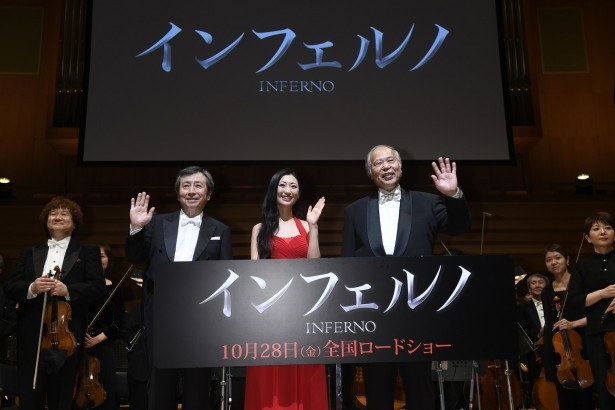 指揮者の円光寺雅彦さん(左)と、壇蜜さん(中央)、荒俣宏さん