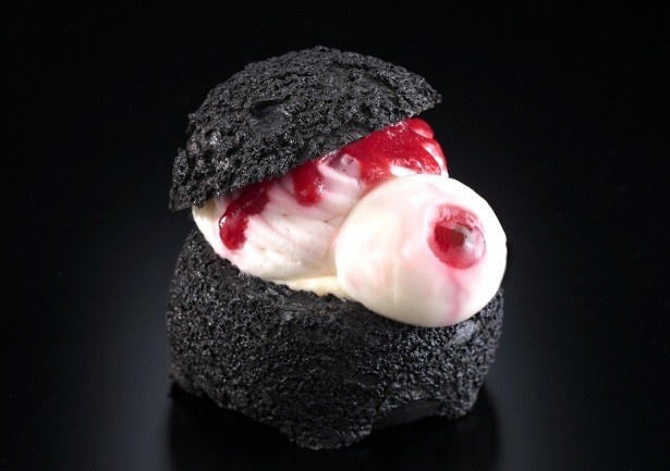 「ぶるうまうんてん」の「目ん玉シュークリーム」(324円)