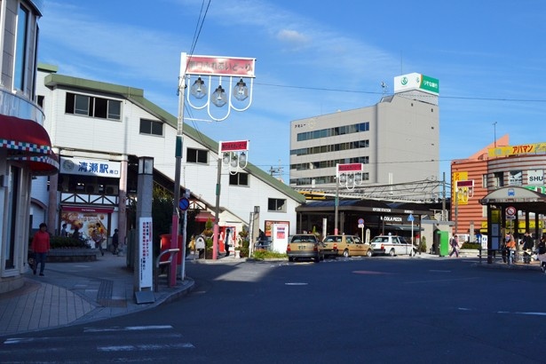 タクシーとバス乗り場が広がる清瀬駅南口。周辺は「南口ふれあいど～り」という商店街に