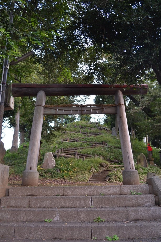 富士山信仰のシンボルとして、江戸時代文化年間頃に築かれたといわれる「中里の富士塚」