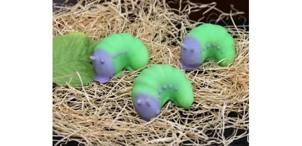 ぽってりした大きさがかわいい!?｢あおむしゴロゴロ チョコまんじゅう｣(250円)
