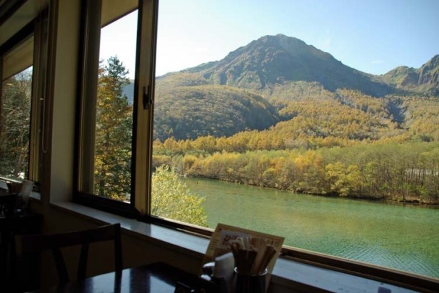 【写真を見る】「上高地　大正池ホテル」からの景色