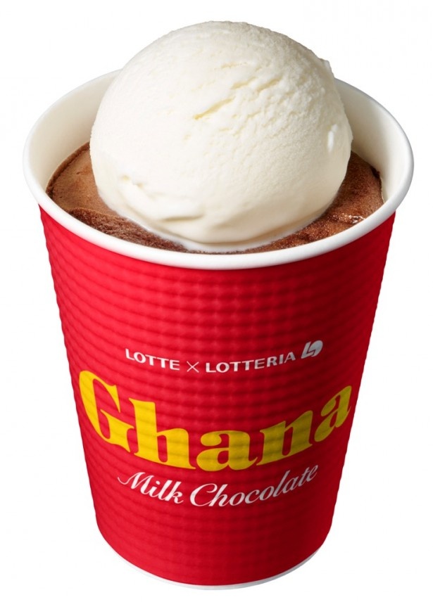 ココアシフォンケーキの中に「ガーナミルクチョコレートクリーム」を入れ、ジェラートをトッピングした「ガーナカップシフォンケーキ」(350円)