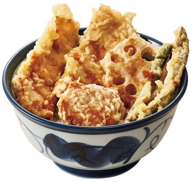 【写真を見る】「ふもと赤鶏天丼」(650円)