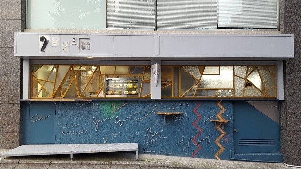 【写真を見る】オシャレな店構え