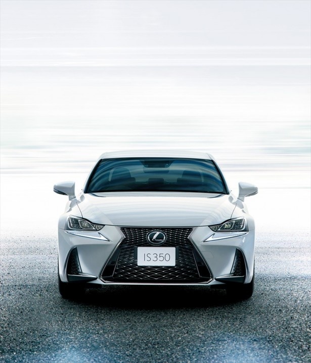 【写真を見る】IS350“F SPORT” (ホワイトノーヴァガラスフレーク)/オプション装着車