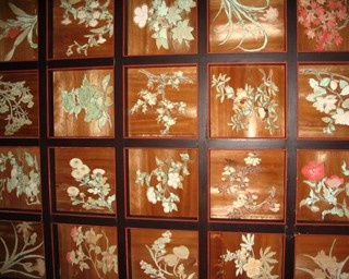 平岡八幡宮で44種の花が描かれた“花の天井”を公開