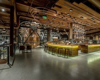 スターバックスに新型店！コーヒーの焙煎過程が見られる