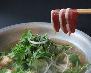タイ料理は夏だけじゃない！パクチーたっぷり“カモパク鍋”