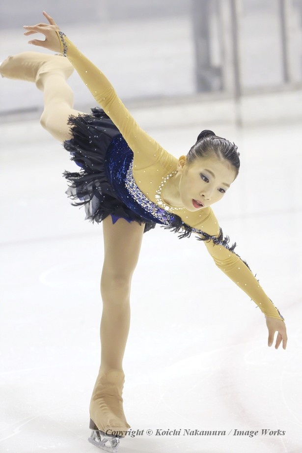 演技終盤、美しいスパイラルを見せる手嶋里佳。全日本ノービスでの活躍が楽しみだ