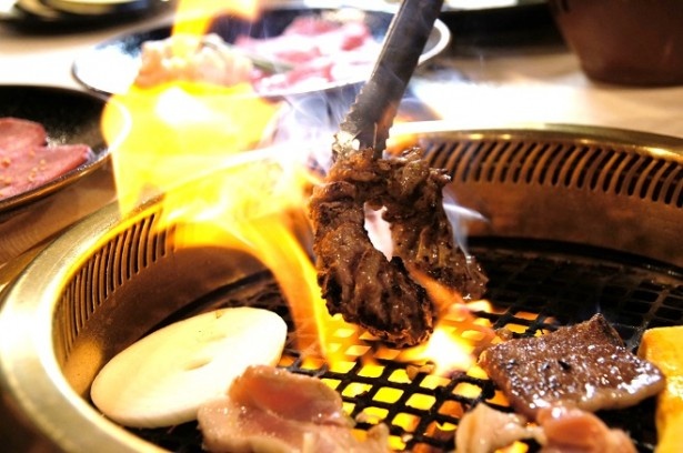神戸発祥の焼肉店「焼肉六甲」が特別出店。目の前で焼き上げられる肉を堪能しよう！