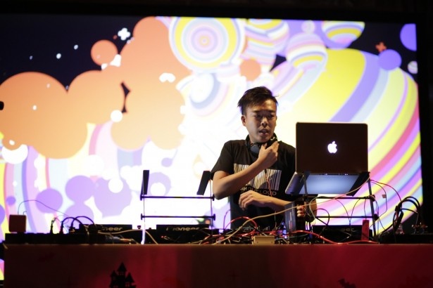 特設ブースでは人気DJが続々出演！