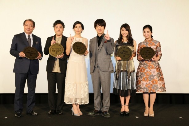 「金メダル男」の舞台あいさつに登壇した平泉成、ムロツヨシ、木村