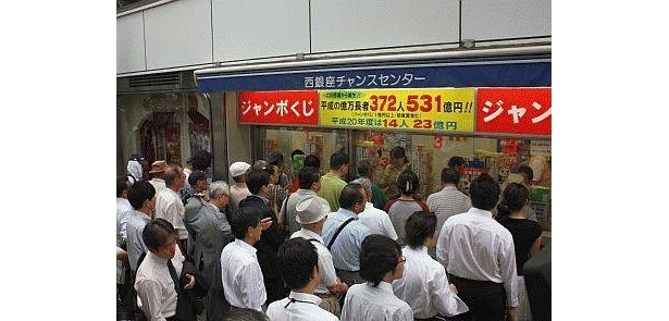 この行列の中に億万長者がいるかも？