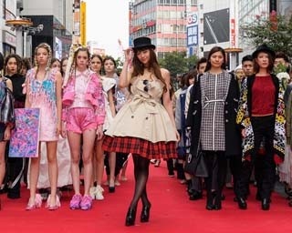 西内まりや、渋谷で路上ファッションショー「まるでお祭り」