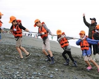 大磯海岸で大盛り上がり！子どもたちが地引網体験