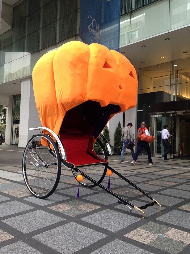 かぼちゃの馬車ならぬ“かぼちゃの人力車”が登場