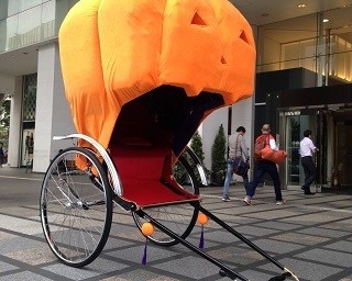 ハロウィンの新名物なるか！新宿高島屋に“かぼちゃの人力車”が登場