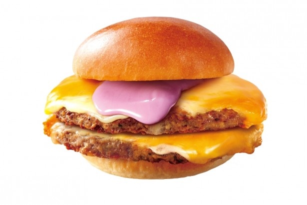 【写真を見る】5日間限定のハンバーガーが登場！重厚な肉感が味わえるパティ2枚重ねの「紫魔術の肉がっつりダブル絶品チーズバーガー」(単品800円、セット1190円)
