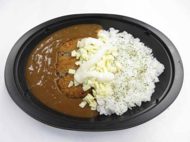 淡路島産のタマネギを使用したメンチカツと六甲バター社製のシュレッドチーズとゴルゴンゾーラ入りチーズソースをトッピングした関西地区の「チーズとメンチカツカレー」（498円）