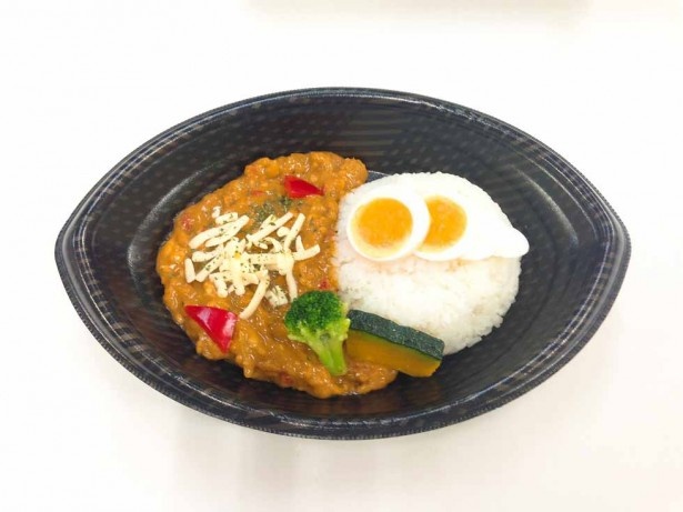 徳島名産の阿波尾鶏のミンチを使った四国地区の「バターチキンカレー」（498円）
