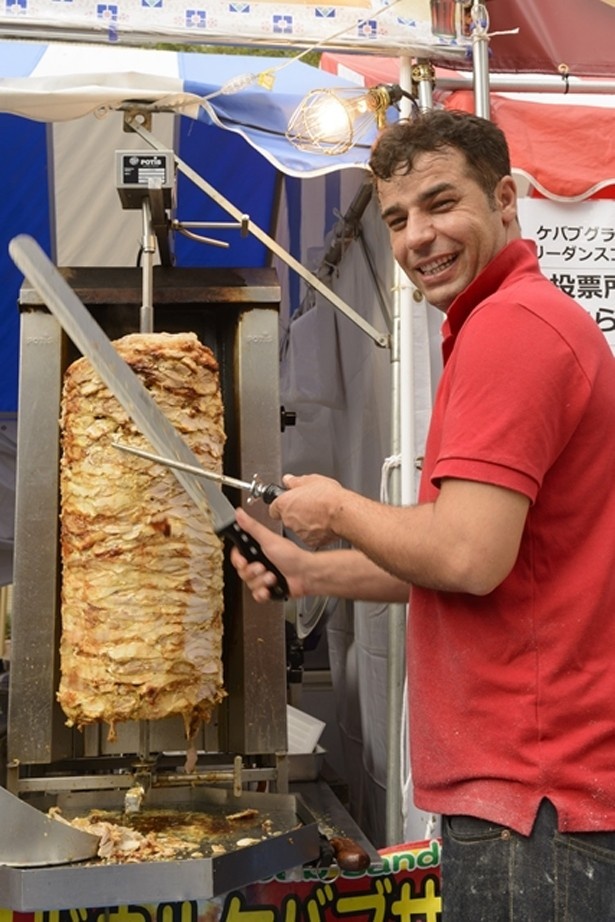 ケバブの具材となる肉は、大きな肉の塊から切り出される