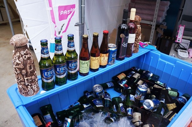 会場ではトルコビールやフルーツジュースなども販売される
